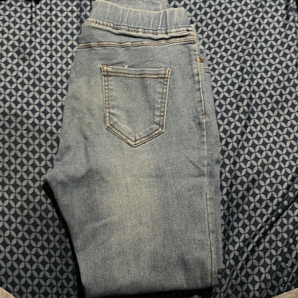 Light blue Amazon ripped jeans. Has both front and back pockets. SIZE SMALL.